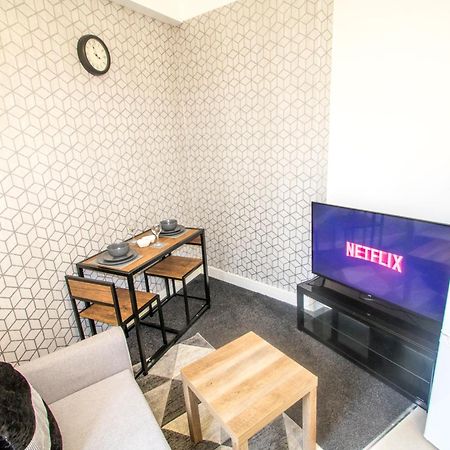 Cozy And Charming - 1 Bedroom Apartment - Free Parking, Transit Links, Close To Stadiums Манчестър Екстериор снимка