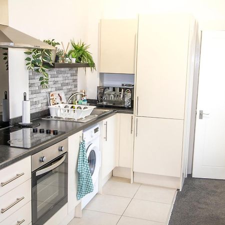 Cozy And Charming - 1 Bedroom Apartment - Free Parking, Transit Links, Close To Stadiums Манчестър Екстериор снимка