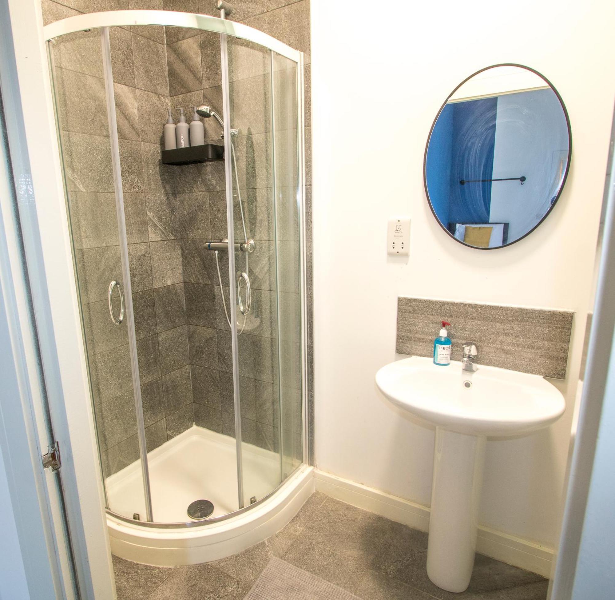Cozy And Charming - 1 Bedroom Apartment - Free Parking, Transit Links, Close To Stadiums Манчестър Екстериор снимка